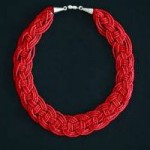 Бисер – один из материалов изготовления красного колье
